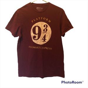 Harry Potter size medium 9 3/4 hogwarts express graphic tee maroon short sleeve